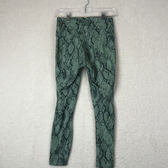 Fabletics Womens Green Snake Print Capri Leggings Stretch XXS XXSMALL - Picture 4 of 6